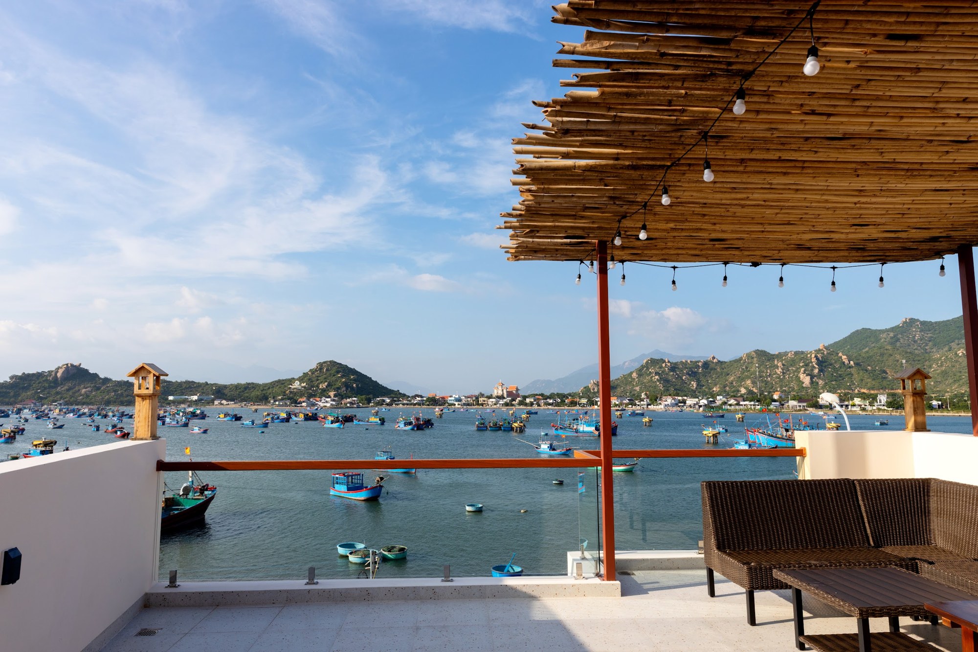 Sân thượng Gạo với view Đầm Nại, tàu thuyền và núi