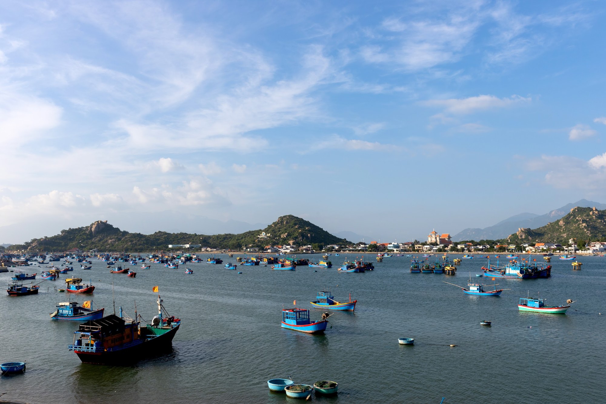 Toàn cảnh Đầm Nại, tàu thuyền và núi nhìn từ Gạo