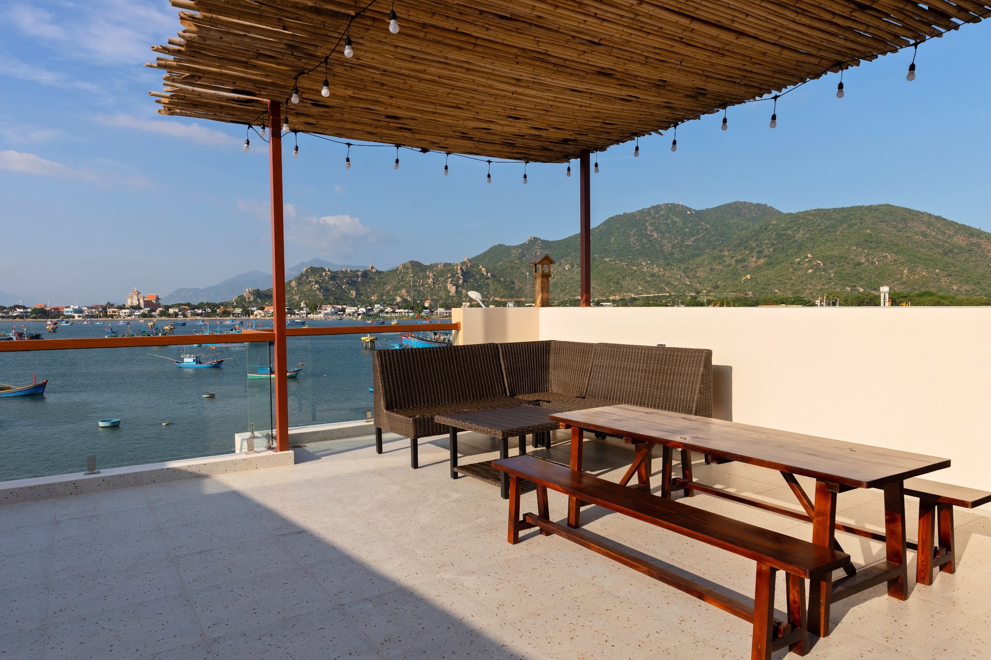Bàn và ghế sân thượng hướng ra Đầm Nại