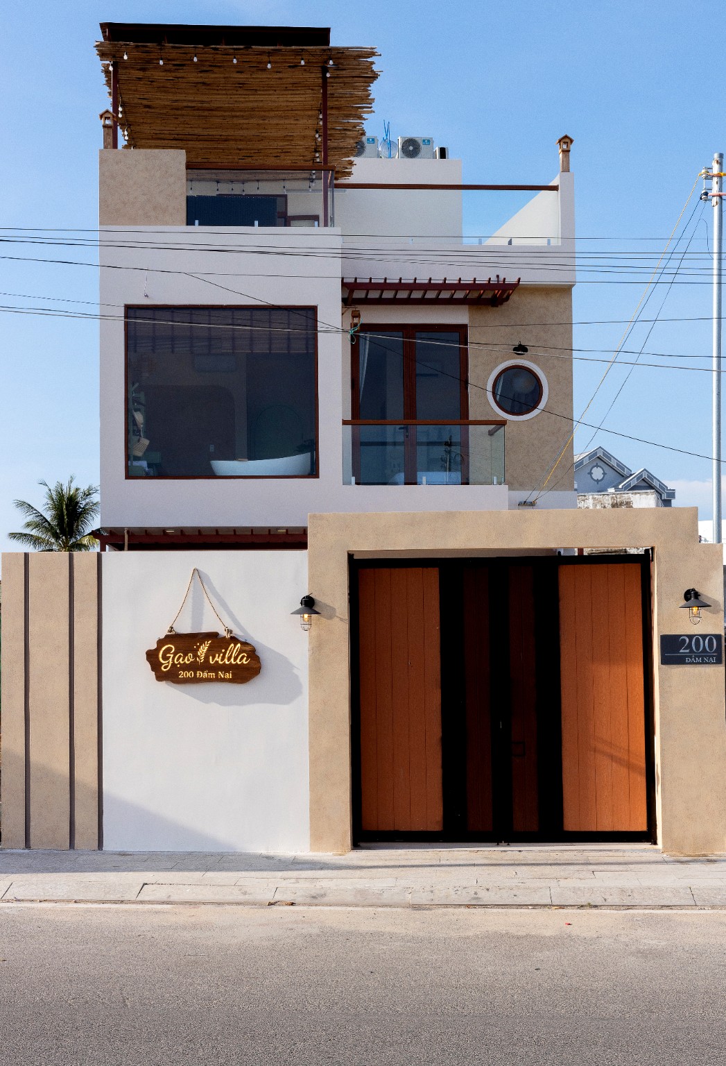 Mặt ngoài Gạo Villa, cổng gỗ và số 200 Đầm Nại